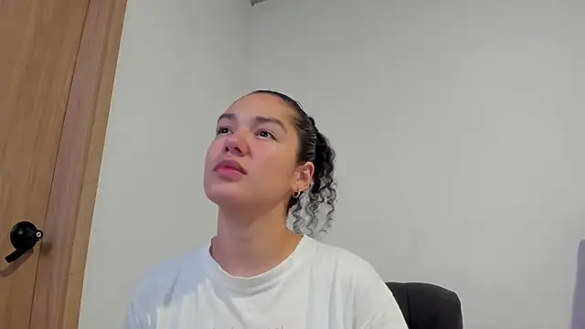 Snapshot of MiaRouseex chatting on May 19, 2026, 4:19 am MiaRouseex online show from May 19, 2026, 4:19 am