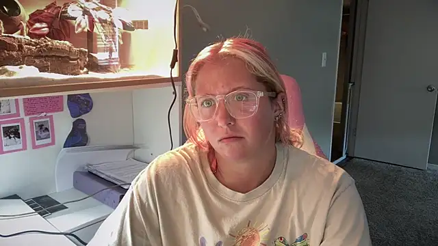 Snapshot of MUSCLEMOMMY1365 chatting on May 12, 2026, 3:53 pm MUSCLEMOMMY1365 online show from May 12, 2026, 3:53 pm