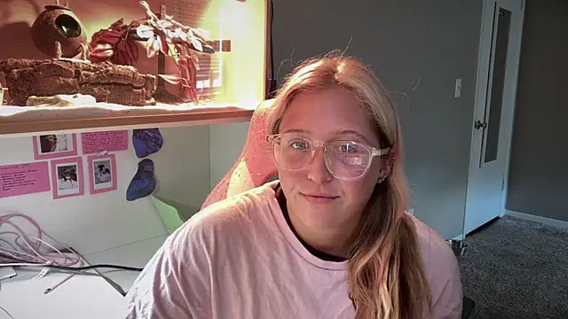 Snapshot of MUSCLEMOMMY1365 chatting on May 17, 2026, 8:49 pm MUSCLEMOMMY1365 online show from May 17, 2026, 8:49 pm