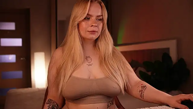Snapshot of LisaLove3 chatting on July 1, 2026, 7:43 am LisaLove3 online show from July 1, 2026, 7:43 am