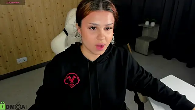 nicolewoss online show from July 13, 2026, 11:02 am