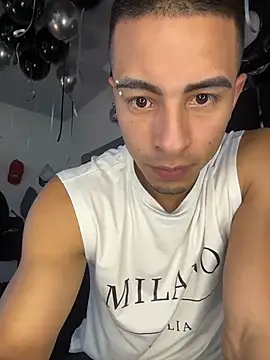 Snapshot of willclayy chatting on July 15, 2026, 12:32 pm willclayy online show from July 15, 2026, 12:32 pm
