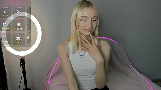 SophiaDarsly online show from May 8, 2026, 2:55 pm