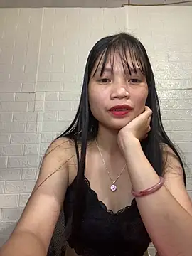 Snapshot of -Lucie-e chatting on April 17, 2026, 7:55 am -Lucie-e online show from April 17, 2026, 7:55 am