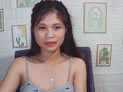 Snapshot of -Lucie-e chatting on May 17, 2026, 1:18 pm -Lucie-e online show from May 17, 2026, 1:18 pm