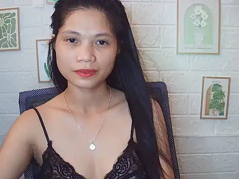 Snapshot of -Lucie-e chatting on May 18, 2026, 4:07 am -Lucie-e online show from May 18, 2026, 4:07 am