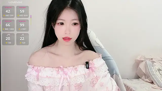 XiaoMei-iiiiii online show from April 22, 2026, 4:37 am