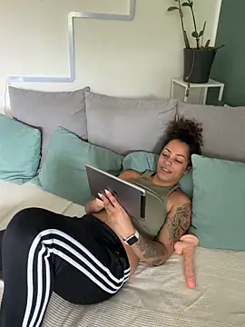 SweetPetiteNoir online show from June 5, 2026, 6:52 am