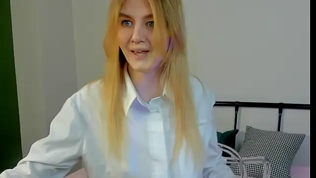 TonyaMeow online show from April 18, 2026, 6:50 am