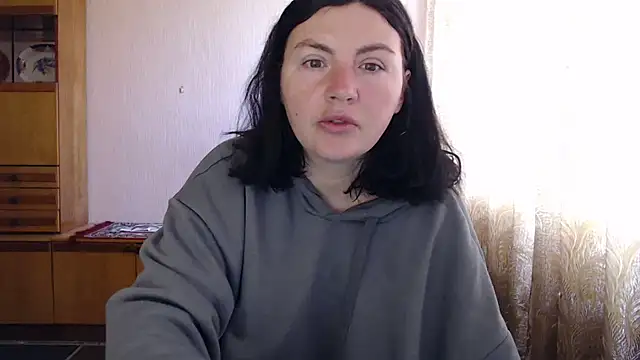 AlinaxJames online show from May 4, 2026, 8:32 am