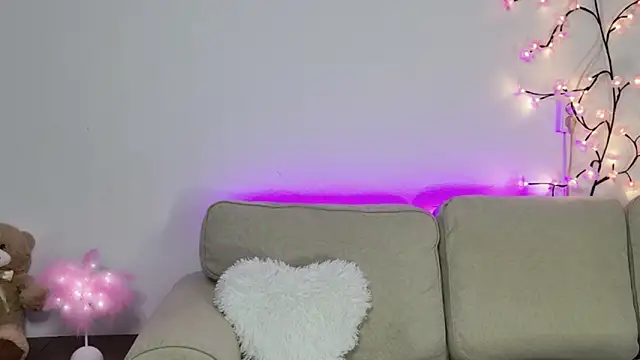 KylieElise online show from April 24, 2026, 9:23 am