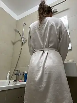 Snapshot of Mira_Luna chatting on May 5, 2026, 5:15 am Mira Luna online show from May 5, 2026, 5:15 am