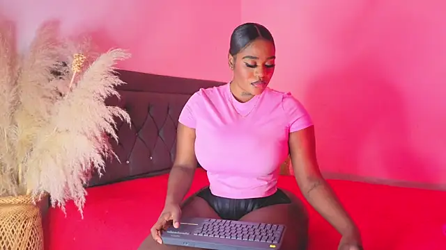 Snapshot of Thalyanna_ebonny chatting on May 5, 2026, 7:44 pm Thalyanna ebonny online show from May 5, 2026, 7:44 pm