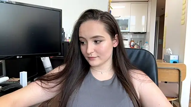 Emilly Cart online show from May 8, 2026, 2:50 am