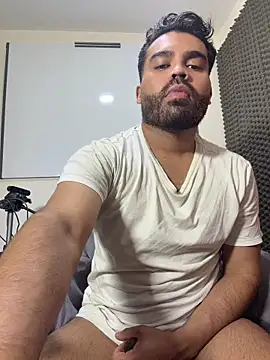 Snapshot of LucaLaurent chatting on May 3, 2026, 10:32 am LucaLaurent online show from May 3, 2026, 10:32 am