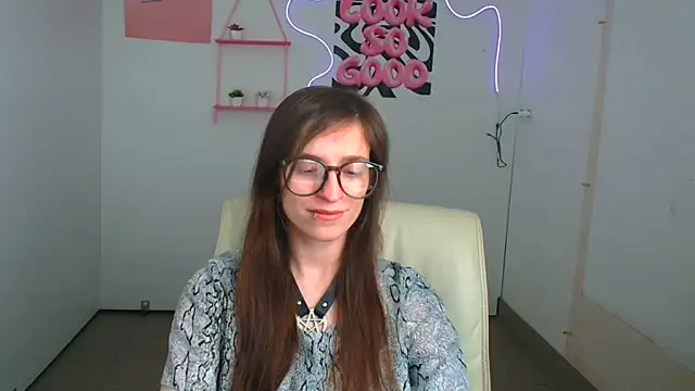 Snapshot of Luna_Tantra chatting on June 19, 2026, 10:35 pm Luna Tantra online show from June 19, 2026, 10:35 pm