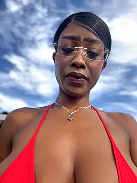 Snapshot of CocoaLuxeXXX chatting on June 18, 2026, 1:15 pm CocoaLuxeXXX online show from June 18, 2026, 1:15 pm