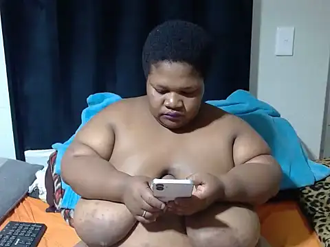 Snapshot of BBWMIDGET40 chatting on May 17, 2026, 4:47 pm BBWMIDGET40 online show from May 17, 2026, 4:47 pm