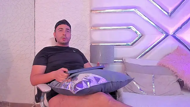 MaximoFerrer online show from May 8, 2026, 1:44 am