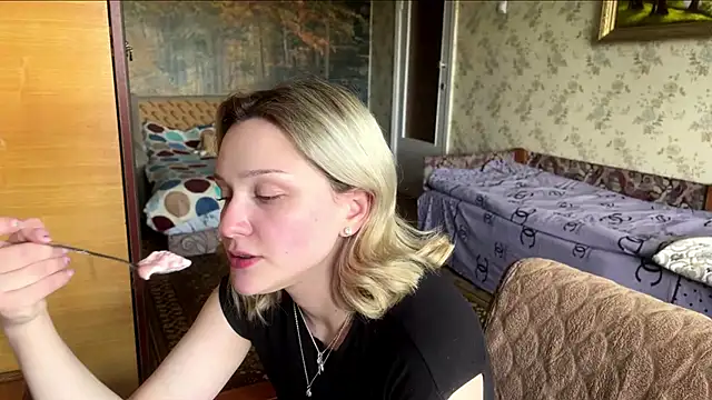 Snapshot of AlisiaStreitmatter chatting on May 18, 2026, 11:05 am AlisiaStreitmatter online show from May 18, 2026, 11:05 am