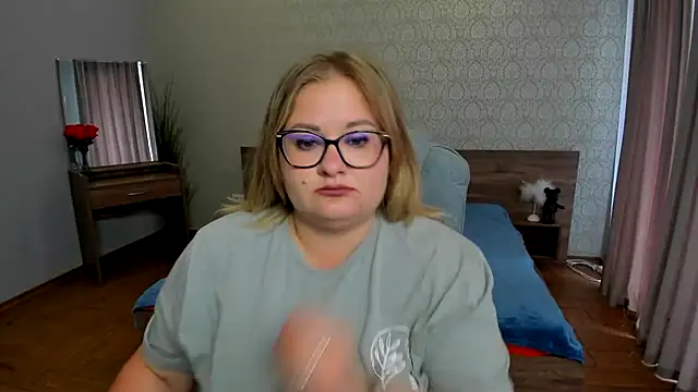 Snapshot of IrenRori chatting on July 13, 2026, 6:05 am IrenRori online show from July 13, 2026, 6:05 am