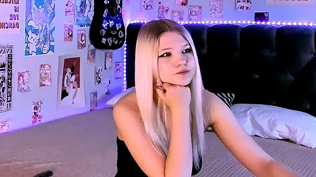 Snapshot of LunariaFox chatting on May 14, 2026, 2:57 pm LunariaFox online show from May 14, 2026, 2:57 pm