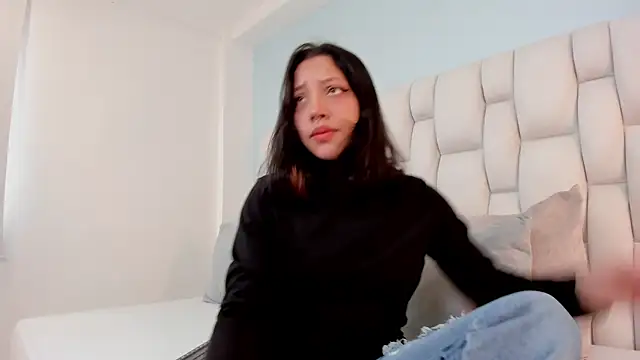 Snapshot of vayra_moon chatting on June 3, 2026, 4:45 pm vayra moon online show from June 3, 2026, 4:45 pm