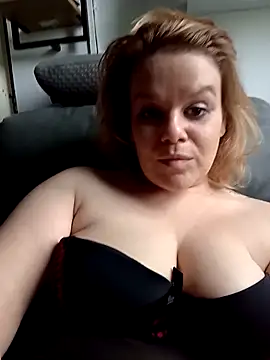Snapshot of Maryquenn chatting on May 13, 2026, 9:28 am Maryquenn online show from May 13, 2026, 9:28 am