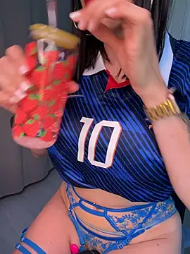 Snapshot of Giulia_hood chatting on July 9, 2026, 12:42 pm Giulia hood online show from July 9, 2026, 12:42 pm