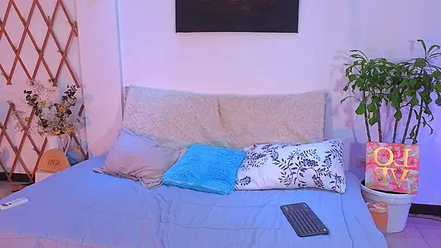 Lovelymoon  online show from June 18, 2026, 1:39 am