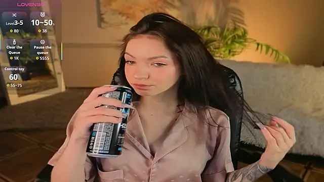 Snapshot of Luna_Come chatting on June 4, 2026, 6:52 am Luna Come online show from June 4, 2026, 6:52 am