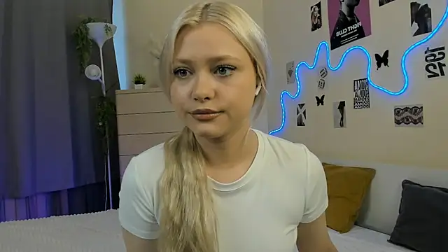 Snapshot of MidnightPoise chatting on July 9, 2026, 5:11 am MidnightPoise online show from July 9, 2026, 5:11 am