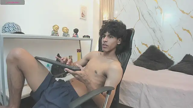 Snapshot of Zayn_Fox32 chatting on May 7, 2026, 7:19 pm Zayn Fox32 online show from May 7, 2026, 7:19 pm