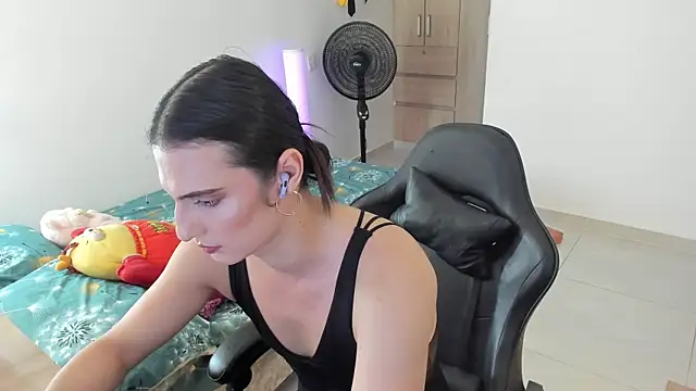  shantallskinny  online show from June 3, 2026, 9:53 pm