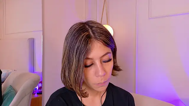 Snapshot of ZoeyPetit chatting on August 7, 2026, 7:05 pm ZoeyPetit online show from August 7, 2026, 7:05 pm