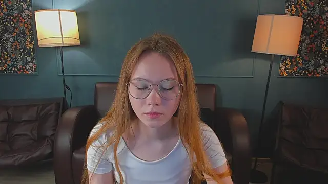 Snapshot of FloraLarsson chatting on June 10, 2026, 3:29 am FloraLarsson online show from June 10, 2026, 3:29 am