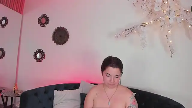Snapshot of AngeliqueBoyer__ chatting on July 7, 2026, 7:23 am AngeliqueBoyer online show from July 7, 2026, 7:23 am