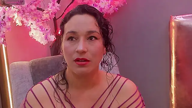 Elizabeth bennett online show from June 16, 2026, 9:17 pm