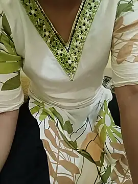 Snapshot of Seema_yadav01 chatting on August 3, 2026, 5:28 am Seema yadav01 online show from August 3, 2026, 5:28 am