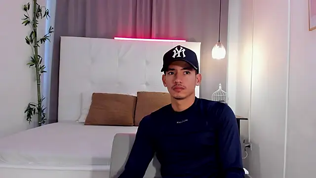 Snapshot of Alejo-and-Thiago chatting on July 24, 2026, 12:25 pm Alejo-and-Thiago online show from July 24, 2026, 12:25 pm