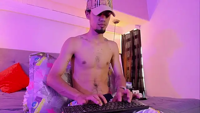 Snapshot of MichaelEvanss_ chatting on May 16, 2026, 1:32 pm MichaelEvanss online show from May 16, 2026, 1:32 pm