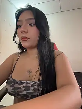 Snapshot of EmiLaurent chatting on June 1, 2026, 5:25 pm EmiLaurent online show from June 1, 2026, 5:25 pm