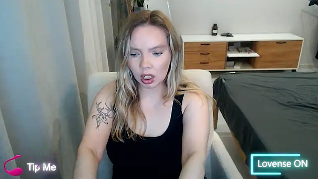 Snapshot of PolinaXXXXXJones chatting on May 8, 2026, 5:18 pm PolinaXXXXXJones online show from May 8, 2026, 5:18 pm