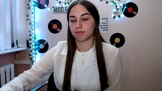 Snapshot of Cutie__Mia chatting on May 5, 2026, 11:07 am Cutie Mia online show from May 5, 2026, 11:07 am