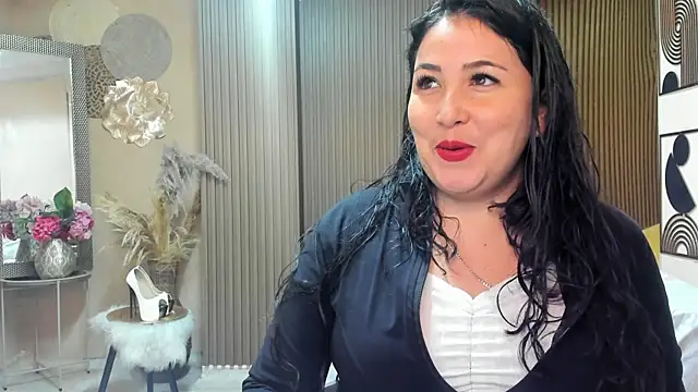 BBWLuxuryMuse online show from May 25, 2026, 11:38 am