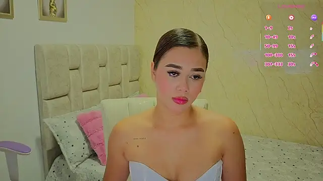 Snapshot of Naomilaurent chatting on July 20, 2026, 11:29 pm Naomilaurent online show from July 20, 2026, 11:29 pm