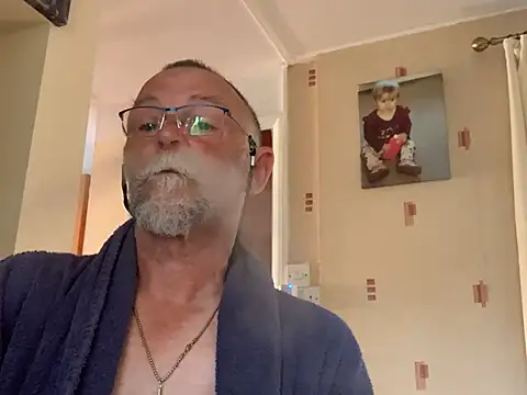 Snapshot of Moonraker64 chatting on July 10, 2026, 5:56 am Moonraker64 online show from July 10, 2026, 5:56 am
