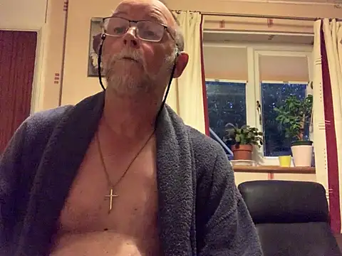 Snapshot of Moonraker64 chatting on August 5, 2026, 4:37 am Moonraker64 online show from August 5, 2026, 4:37 am
