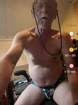 Snapshot of Moonraker64 chatting on August 6, 2026, 9:39 pm Moonraker64 online show from August 6, 2026, 9:39 pm