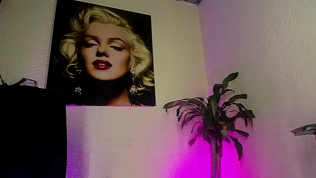 Snapshot of Miss_Isa_ chatting on June 14, 2026, 8:00 pm Miss Isa online show from June 14, 2026, 8:00 pm